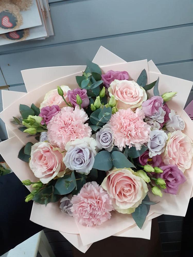 Букет цветов из: Розы, Гвоздики и Лизиантусы в Ветлуге