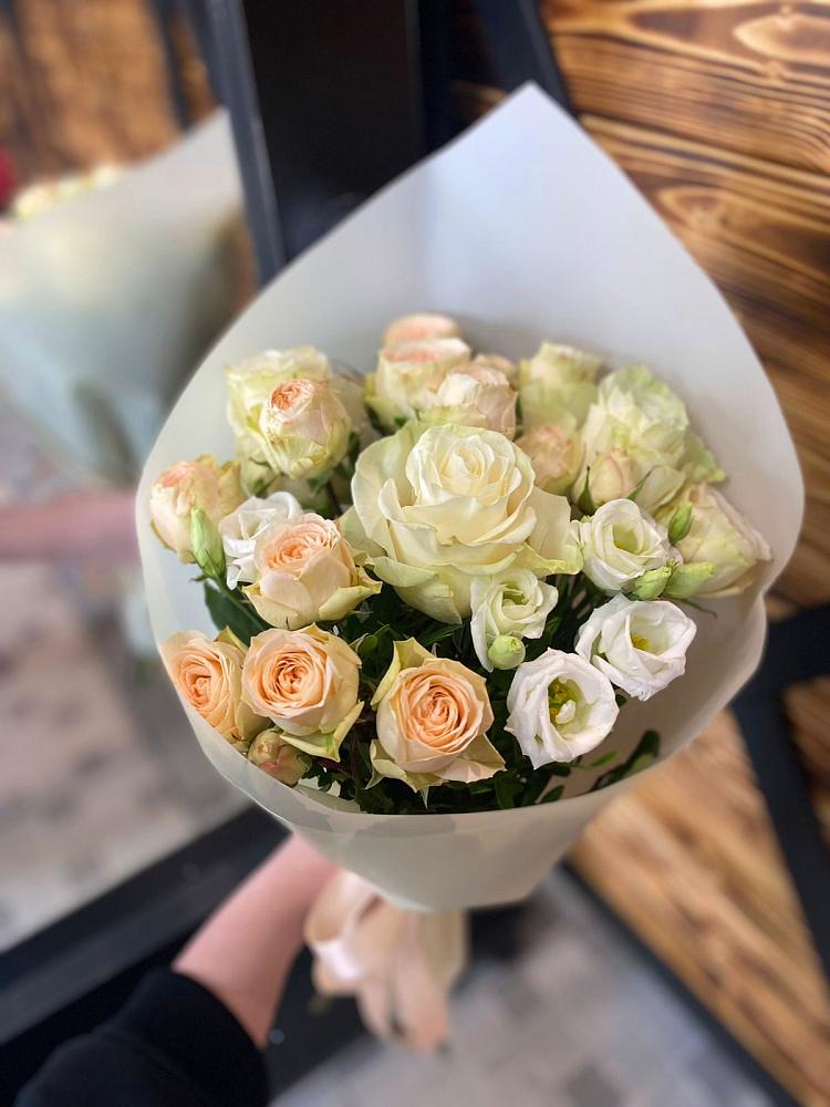 Букет цветов из: Розы и Лизиантусы в Ветлуге